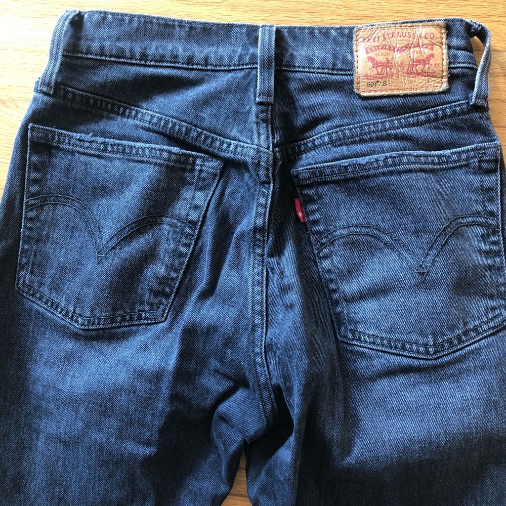 AMAZING BLACK DISTRESSED LEVI’S 501S; 25